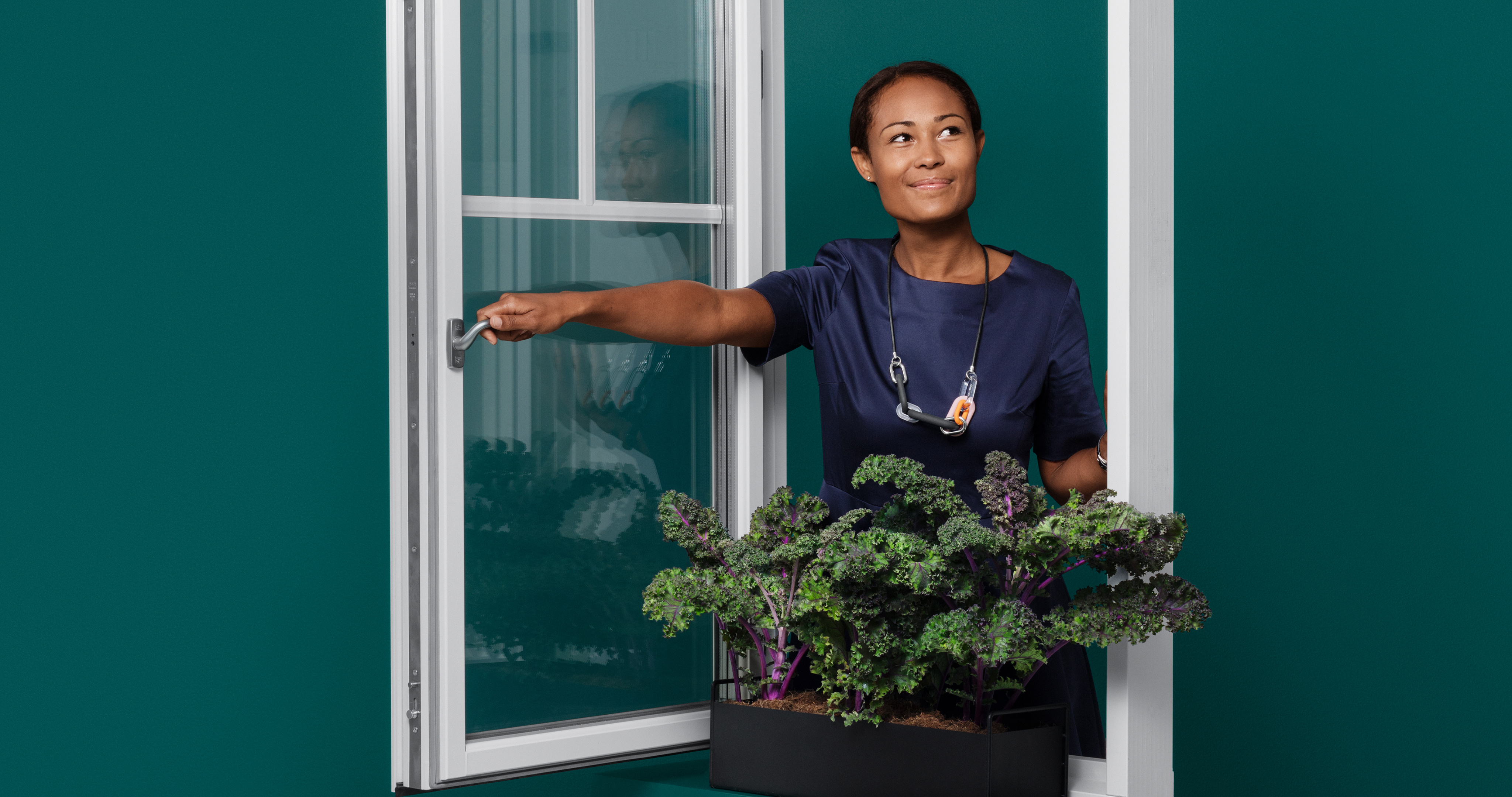 Kvinna öppnar ett fönster